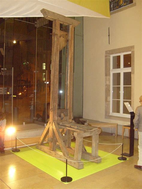 guillotine first use.